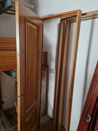 Puerta color Castaño con marco de madera