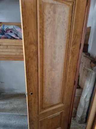 Puerta color Castaño con marco de madera