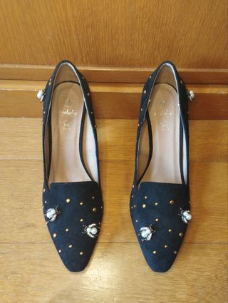 Zapatos negros con pedrería dorada