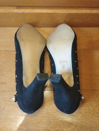 Zapatos negros con pedrería dorada