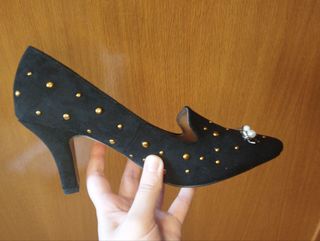 Zapatos negros con pedrería dorada