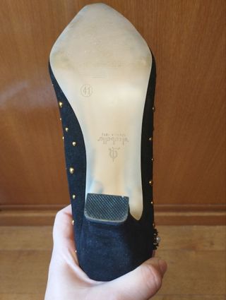 Zapatos negros con pedrería dorada