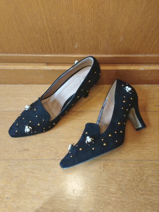 Zapatos negros con pedrería dorada