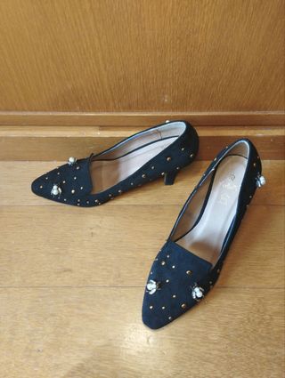 Zapatos negros con pedrería dorada