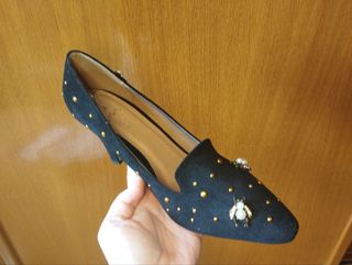 Zapatos negros con pedrería dorada