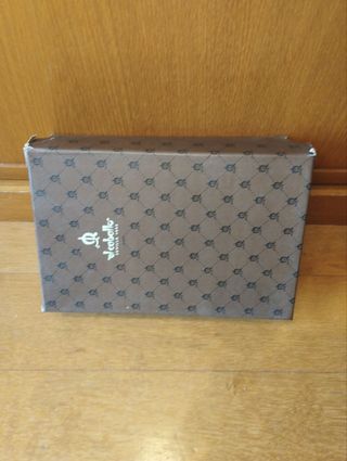 Zapatos negros con pedrería dorada