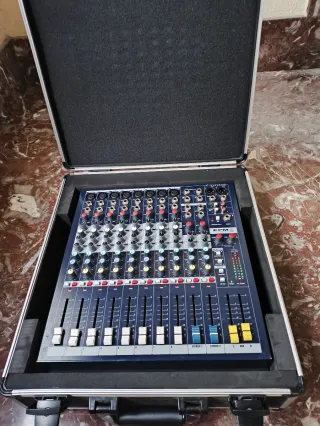 Mackie SRM 350 Altavoces + Mesa Soundcraft 8