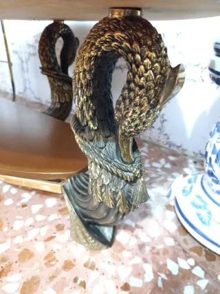 Mesa centro bronce y madera diseño cisne