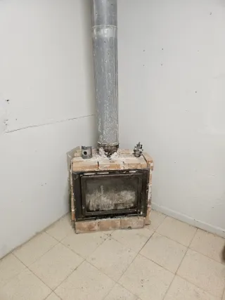 Chimenea de ladrillo y metal
