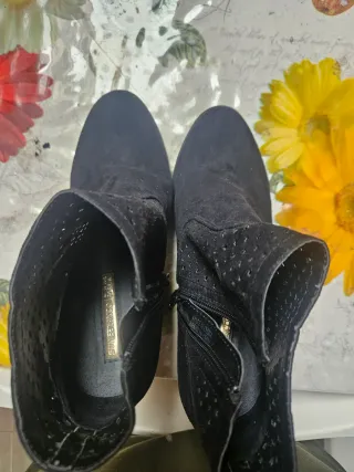 Botín tacón troquelado negro