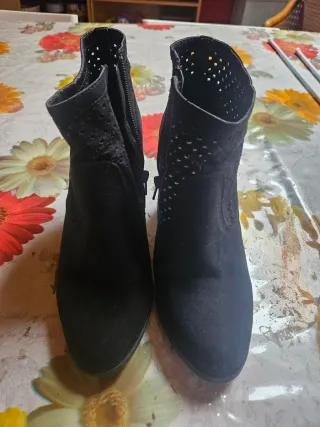 Botín tacón troquelado negro