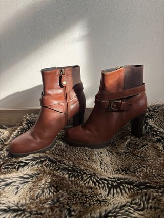 Botines Geox Piel Marrones Tacon Hebilla