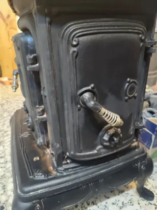 Estufa o chimenea de salón negra