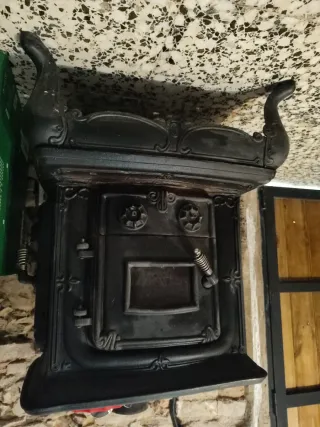 Estufa o chimenea de salón negra