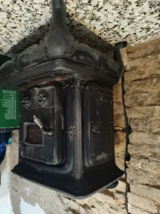 Estufa o chimenea de salón negra