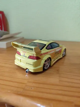 Coche de juguete deportivo amarillo