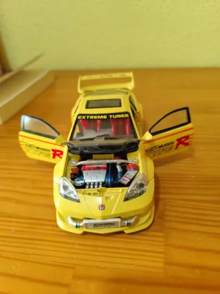 Coche de juguete deportivo amarillo