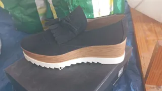Zapatos de cuña negros con flecos