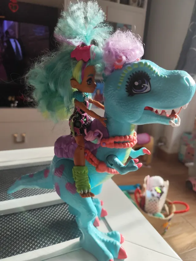 Muñeca con dinosaurio azul