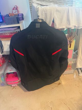 Chaqueta Ducati Negra y Roja