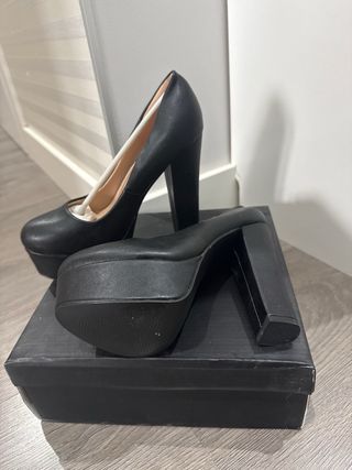 Zapatos de tacón negros con plataforma