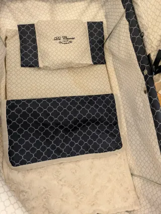 Carrito bebé reborn blanco y azul Arenas