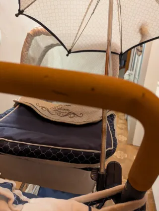 Carrito bebé reborn blanco y azul Arenas