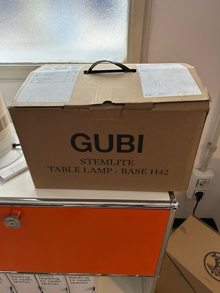 Lámpara de mesa Gubi Stemline Bill Curry