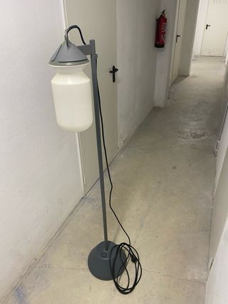 Lámpara de pie exterior gris y blanca