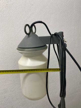 Lámpara de pie exterior gris y blanca