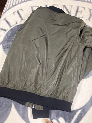 Chaqueta bomber verde con parches