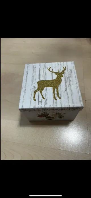 Scatola decorata con cervo dorato