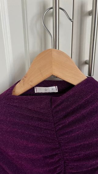 Conjunto de fiesta top morado y pantalón gris