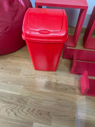 Puf,alfonbras,estanterias.