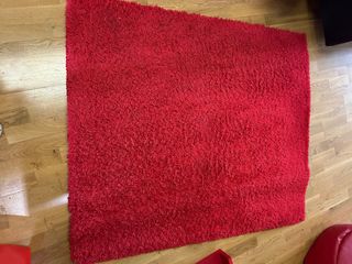 Puf,alfonbras,estanterias.