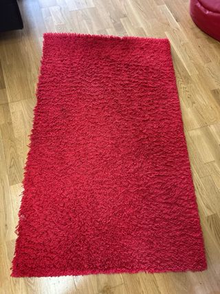 Puf,alfonbras,estanterias.