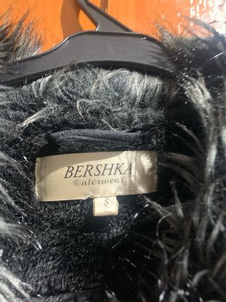 Abrigo Bershka negro pelo