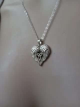 Collana cuore ali con ciondolo celtico