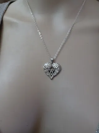 Collana cuore ali con ciondolo celtico