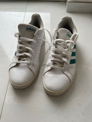 Scarpe Adidas bianche e verdi