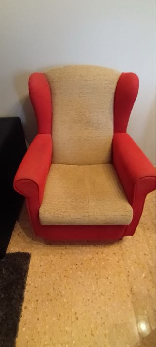 Sillón rojo y beige de tela
