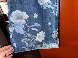 Pantalón vaquero estampado floral
