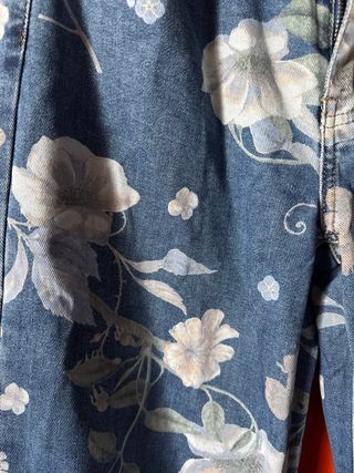 Pantalón vaquero estampado floral