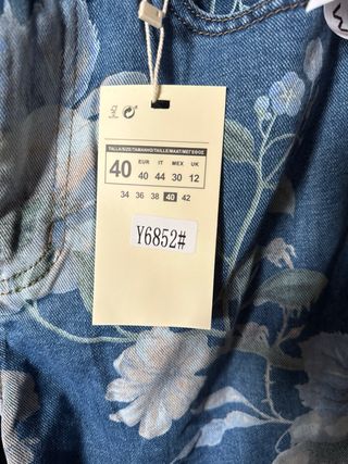 Pantalón vaquero estampado floral