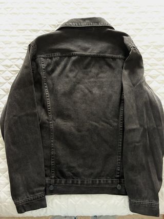 Chaqueta vaquera H&M negra.