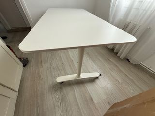 Mesa BEKANT Ikea 160x80 con ruedas. Elevable.