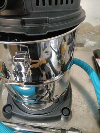 - Cecotec Aspirador de Sólidos y Líquidos de Met