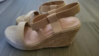 Sandalias cuña beige cómodas