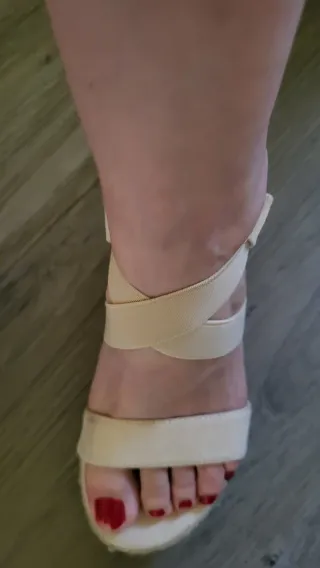 Sandalias cuña beige cómodas