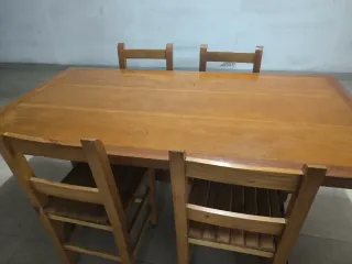 Mesa de comedor y 4 sillas de madera